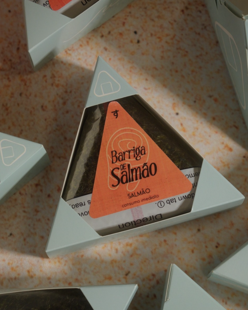 Oniguiri de barriga de salmão